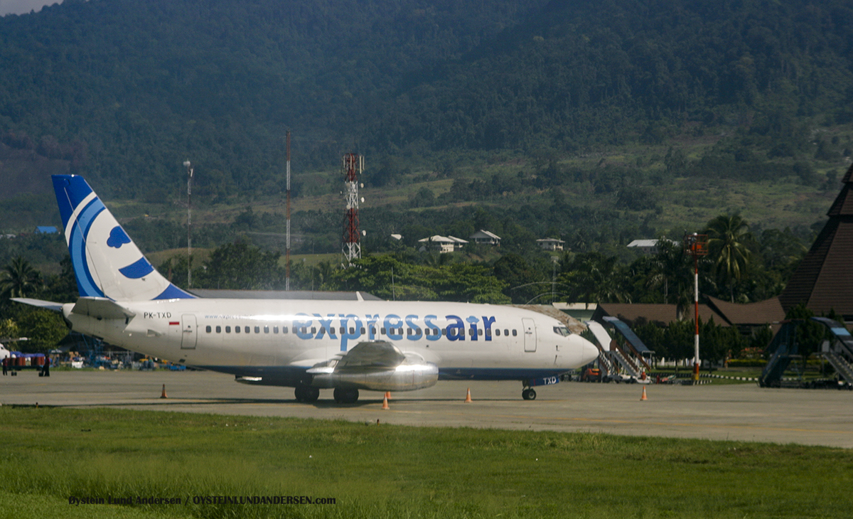 Express air 737-200 (PK-TXD) sentani airport jayapura spotting