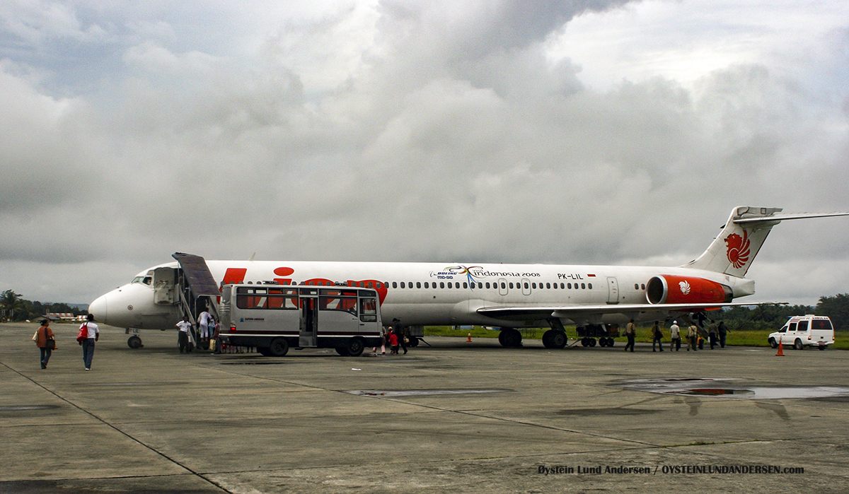 PK-LIL MD90 Lionair Sentani Airport jayapura MD-LIL