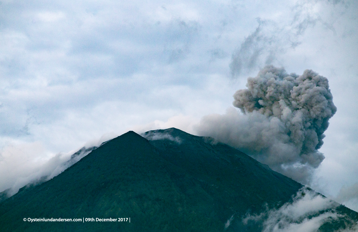 eruption ash Agung volcano Bali Indonesia December 2017