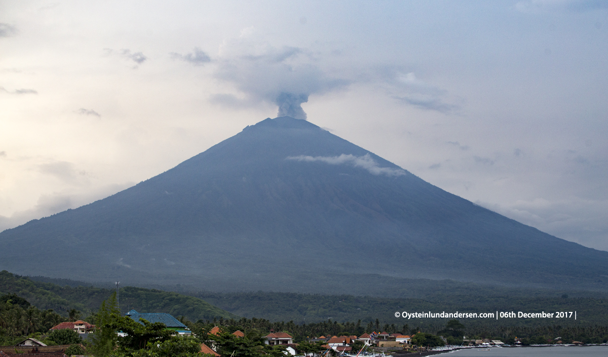 Agung volcano Bali Indonesia December 2017 eruption ash