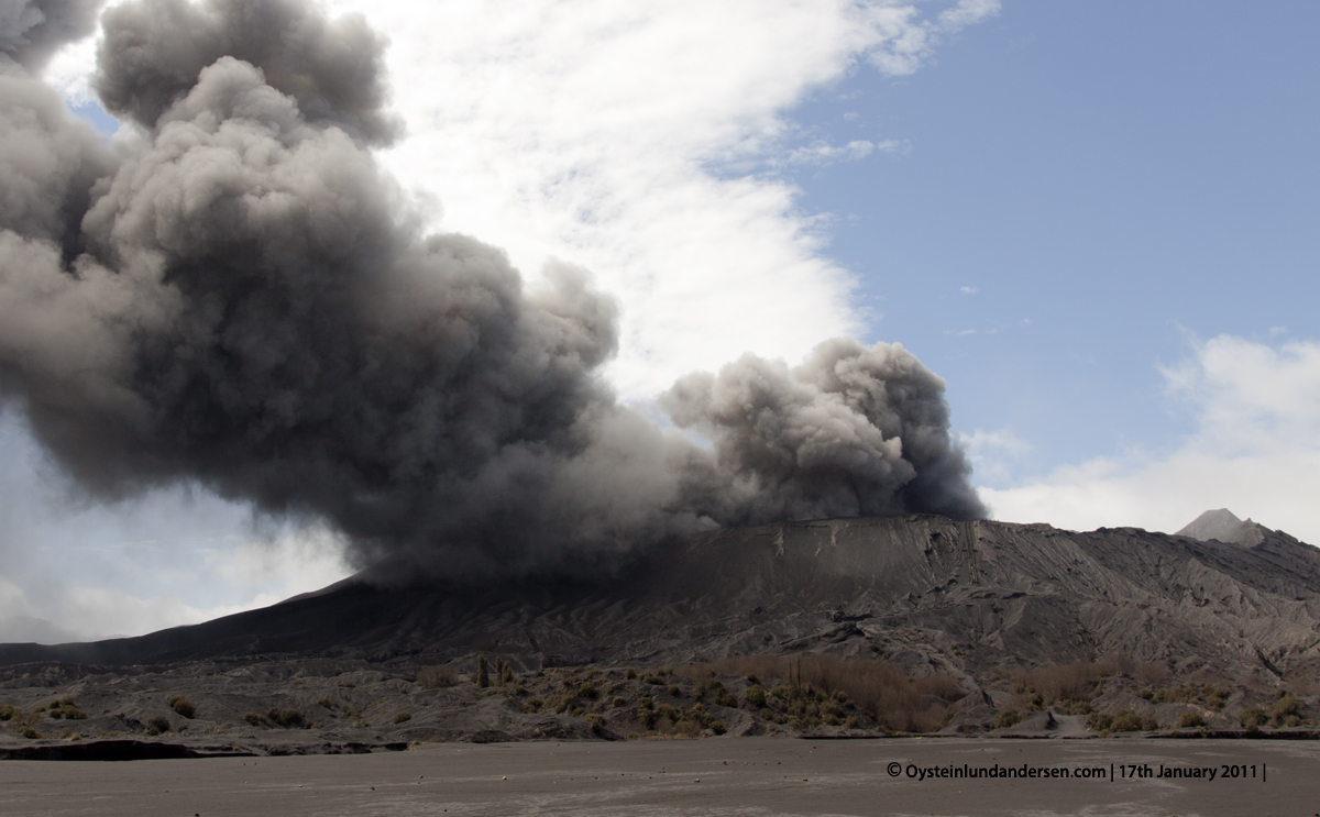 Bromo Tengger Erution Erupting 2011 Indonesia volcano