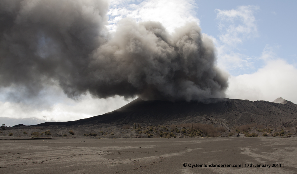 Bromo Tengger Erution Erupting 2011 Indonesia volcano