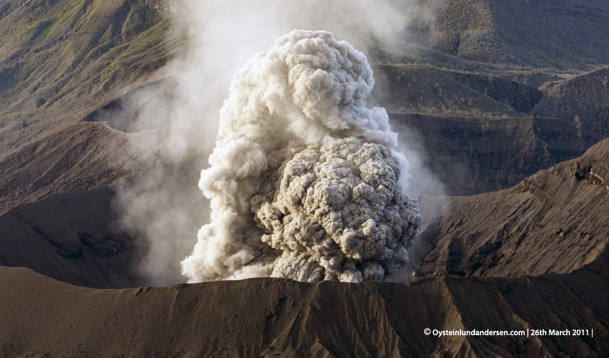 Bromo Tengger Erution Erupting 2011 Indonesia volcano