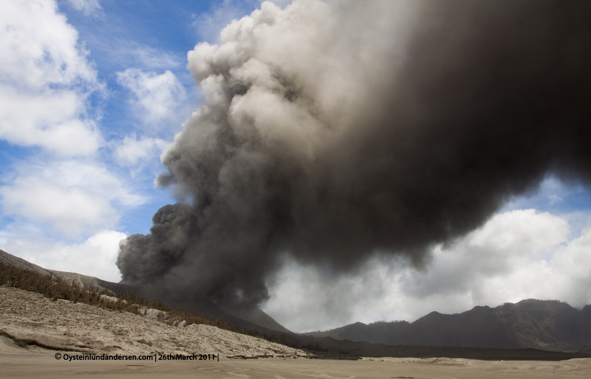 Bromo Tengger Erution Erupting 2011 Indonesia volcano