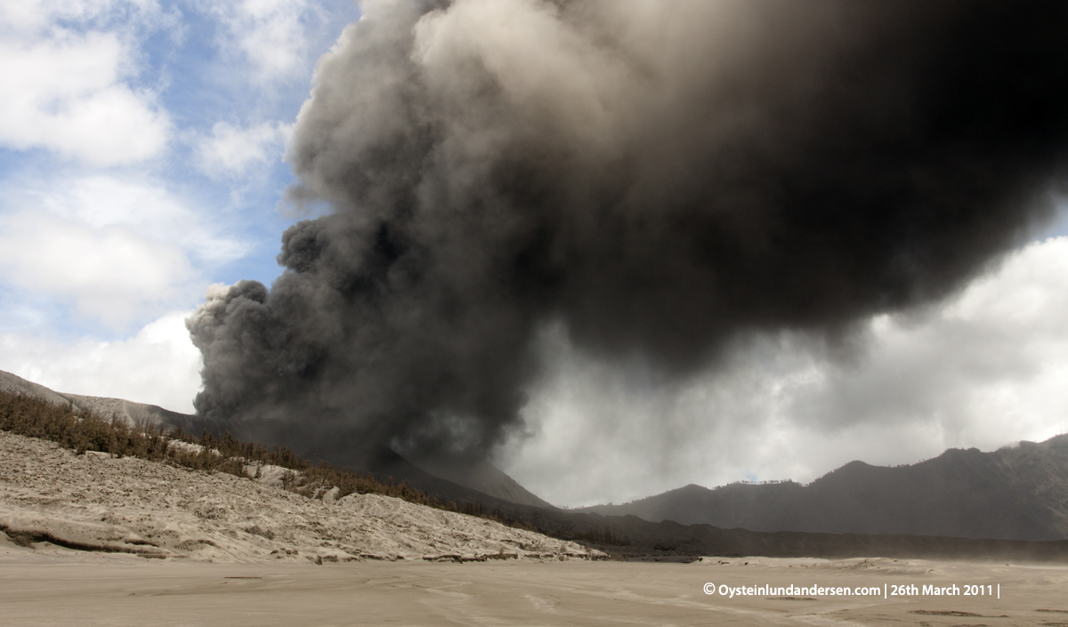 Bromo Tengger Erution Erupting 2011 Indonesia volcano