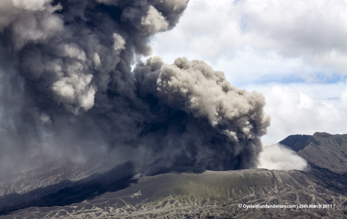 Bromo Tengger Erution Erupting 2011 Indonesia volcano