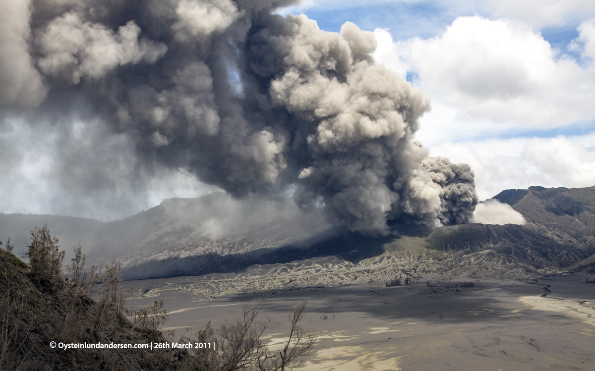 Bromo Tengger Erution Erupting 2011 Indonesia volcano