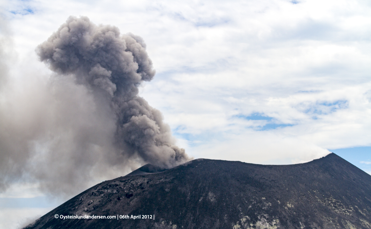 Krakatau volcano indonesia eruption April 2012 anak-krakatau