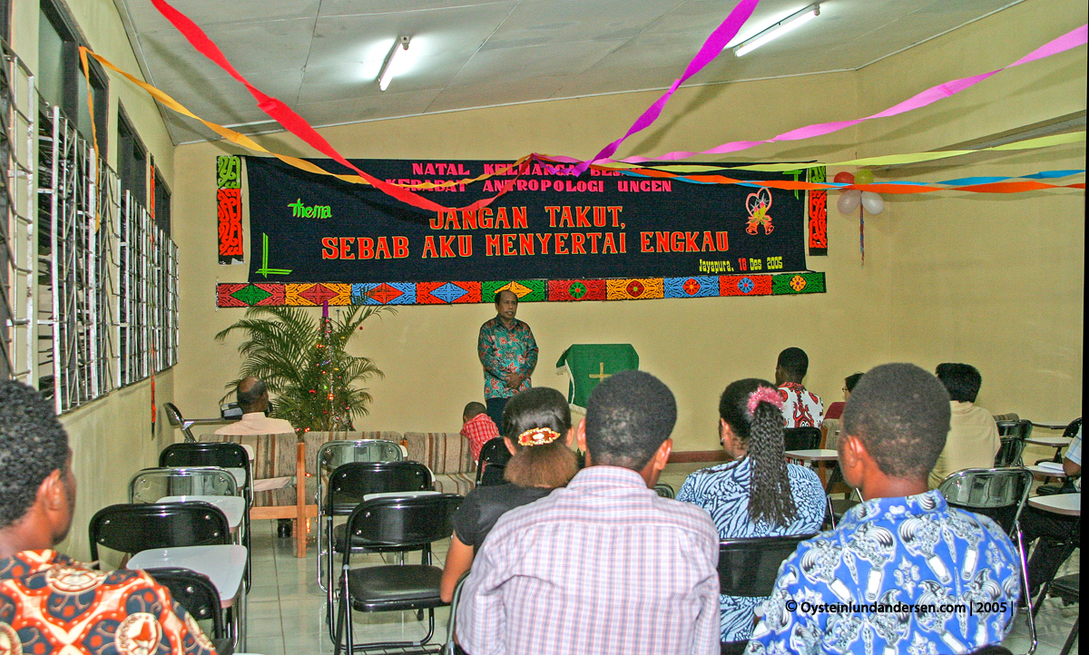 Cenderawasih Universitas UniversityPapua UNCEN Jayapura student 2004