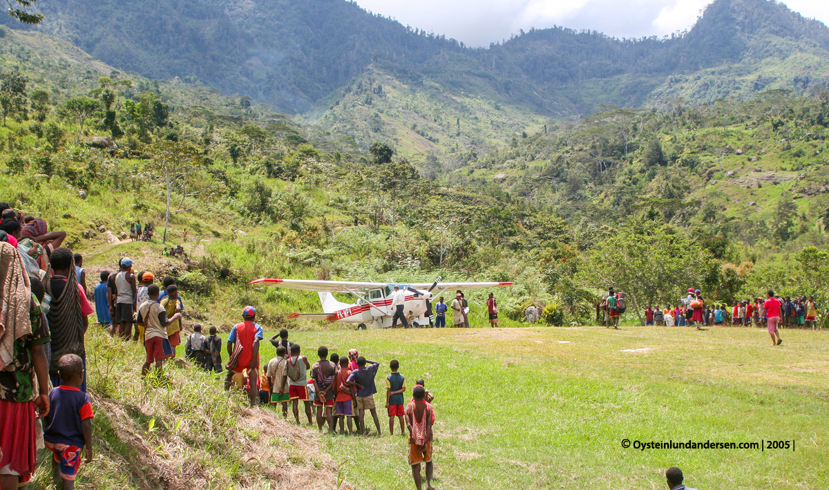 Nalca Kona Mek Mek-tribe Papua West-Papua culture 2005 MAF Cessna PK-MPV