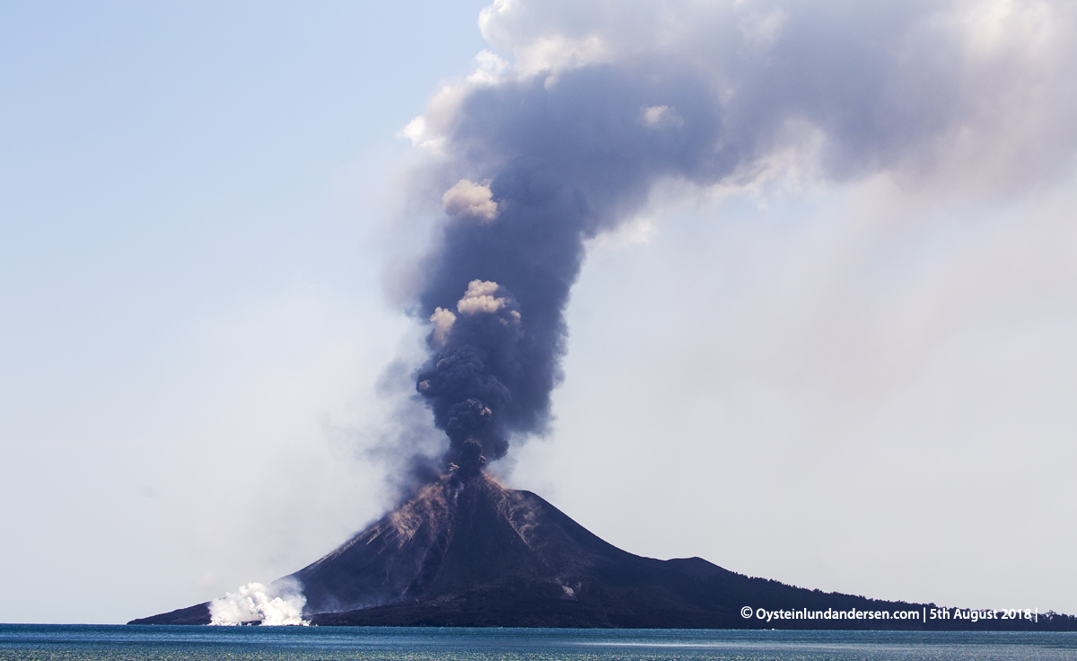 Krakatau volcano eruption explosion august 2018 strombolian indonesia lava-flow