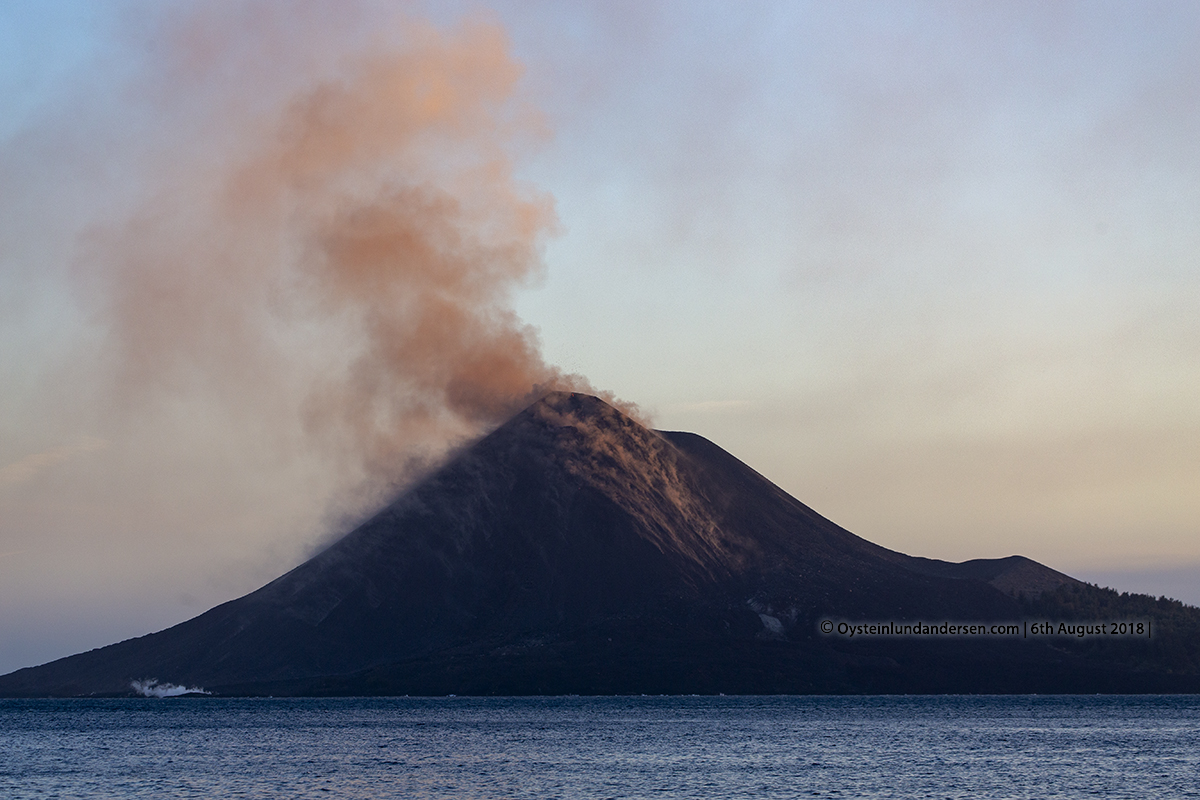 Krakatau volcano eruption explosion august 2018 strombolian indonesia lava-flow