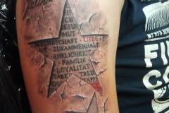 Schrifttattoo im Stern