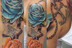 Rosentattoo mit Anker, Stern und Schrift