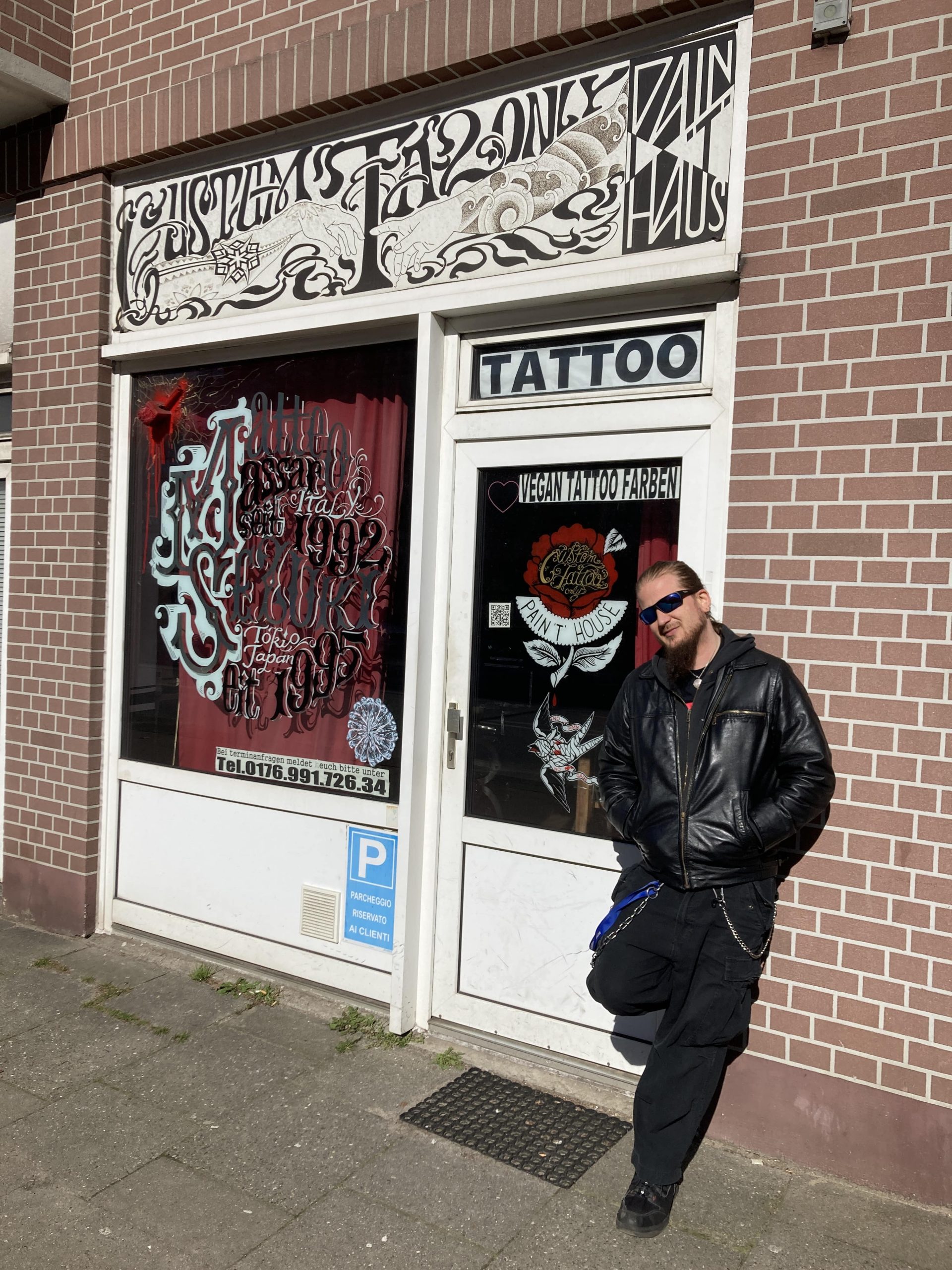 Ozymandias Tattoos Hamburg – Ozzy ist ein Allrounder-Tätowierer in Hamburg  mit Schwerpunkt auf Realistic (realistische Tattoos) und Black & Grey sowie  Tattoos in Farbe. Seine Tiertattoos sind besonders beliebt. In Hamburg  arbeitet
