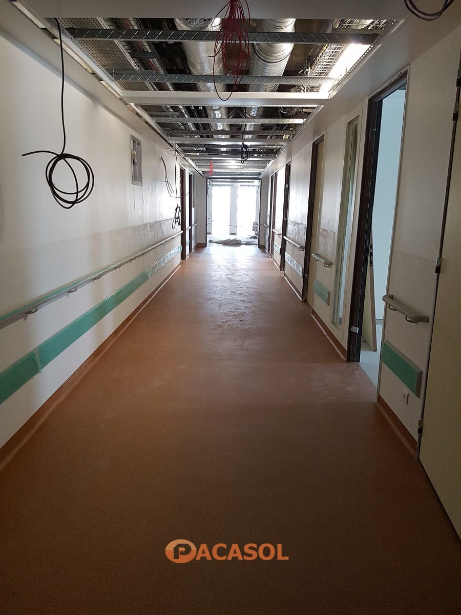 Pose de revêtement de sol PVC Taralay Premium Compact Gerflor dans les couloirs de l'Hôpital Edouard Herriot à Lyon - Pacasol