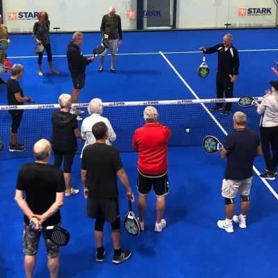 Aktive-seniorer-spiller-padel