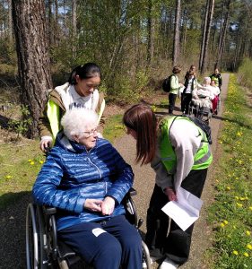 wandeling met 6de leerjaar en woonzorgbewoners in rolstoel