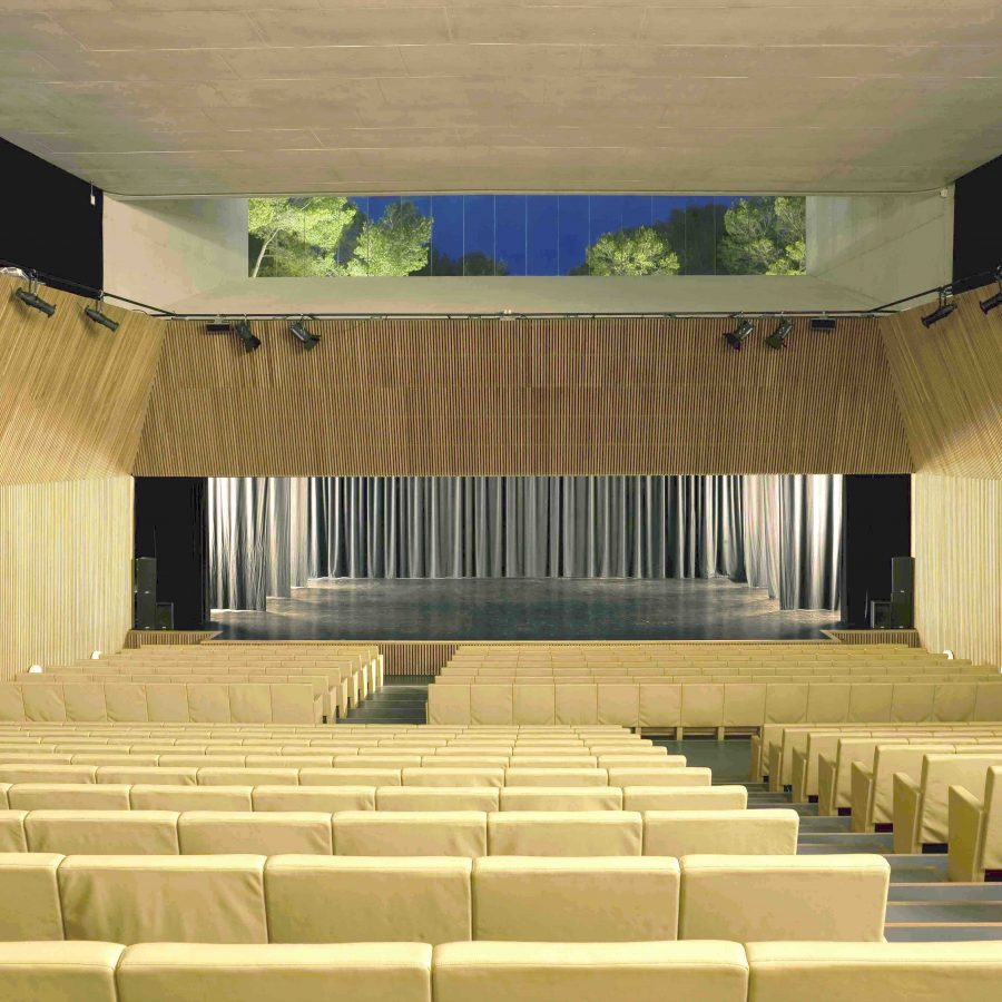 Auditorium frontal sea view