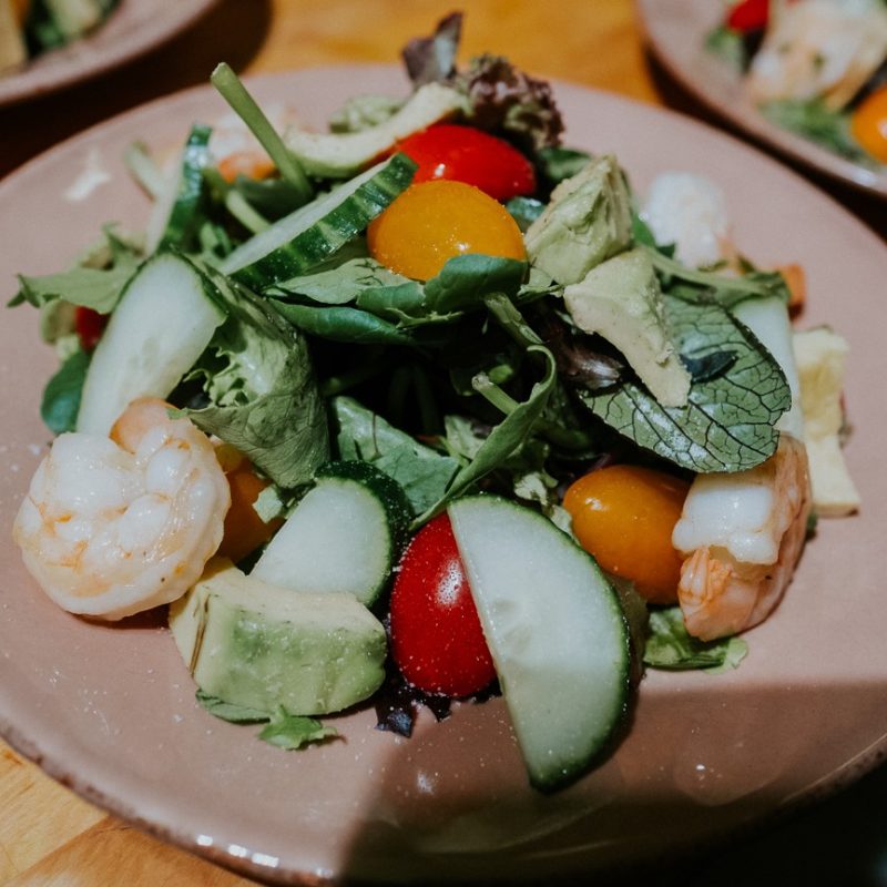 Salade met garnalen en avocado