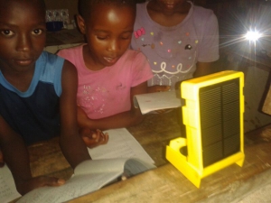 Kinderen met een WakaWaka light