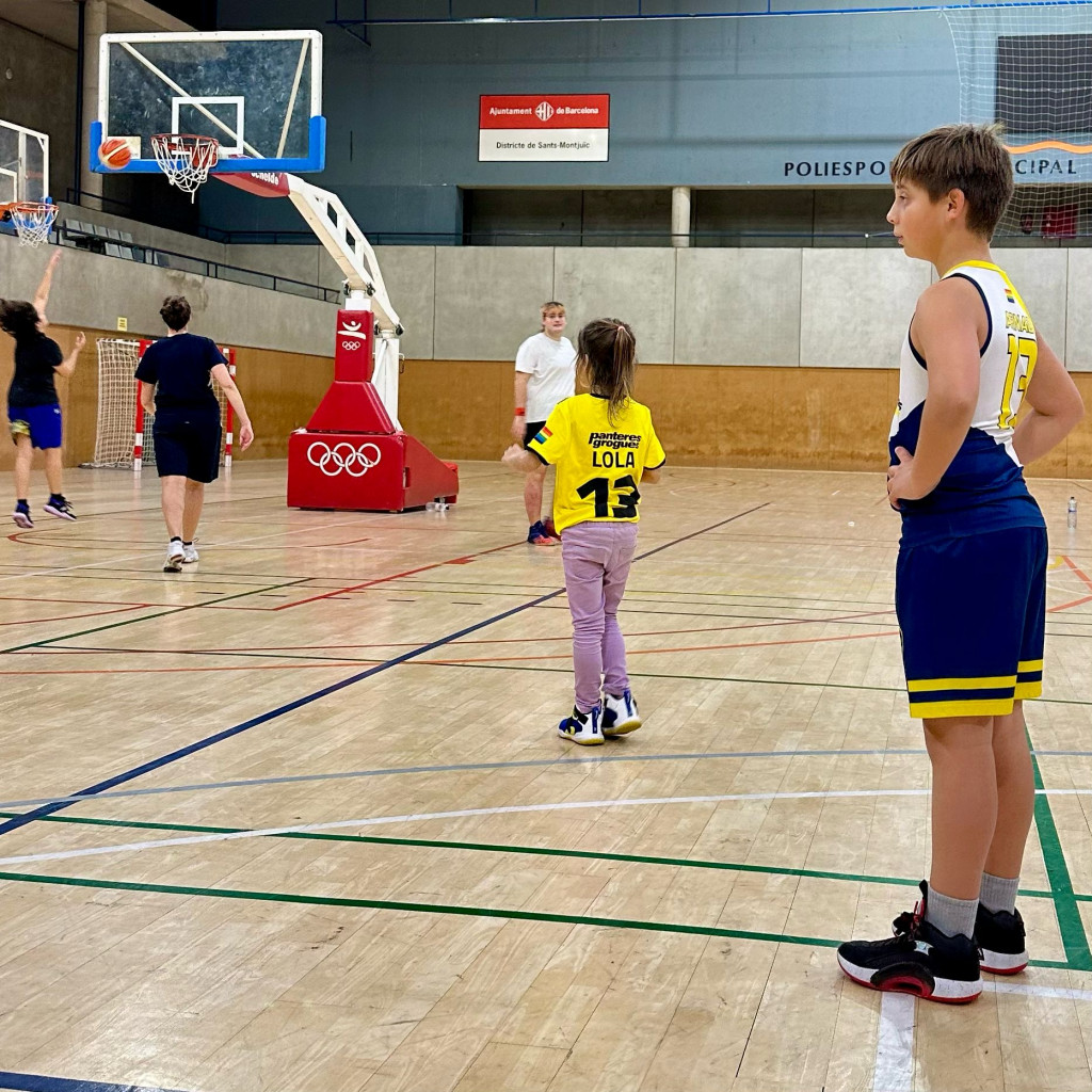 lola juega basquet
