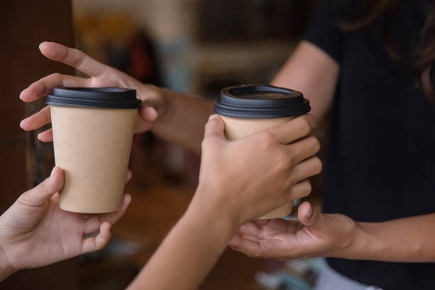 Brune kaffekrus to go med sort drikkelåg