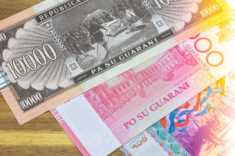 Verschiedene Geldscheine der paraguayischen Währung Guarani, repräsentieren die finanzielle Stabilität des Landes