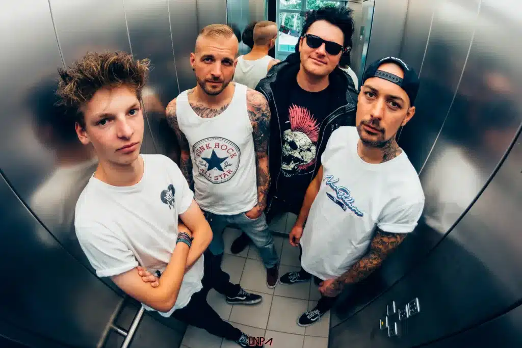 Drunken Swallows Pressefoto