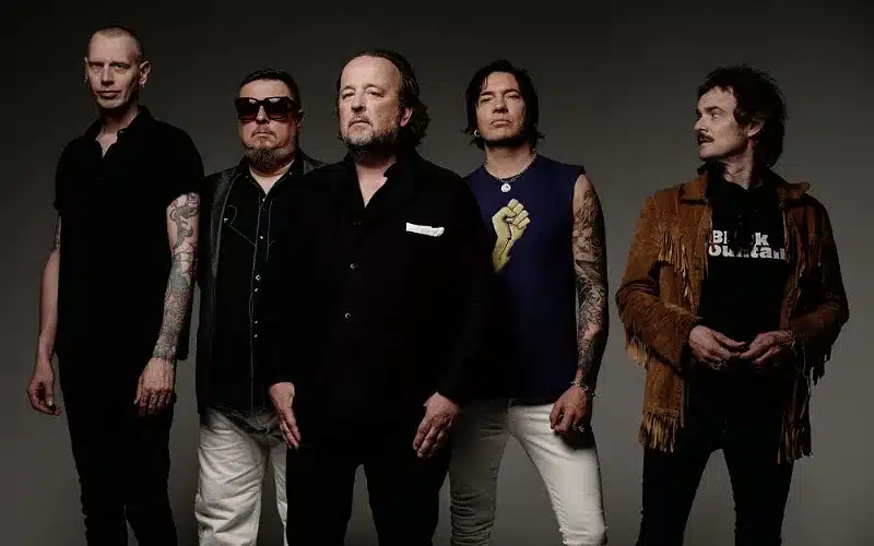 GLUECIFER kündigen neues Album „Same Drug New High“ an – Single „Armadas“ entfesselt apokalyptischen Rock’n’Roll