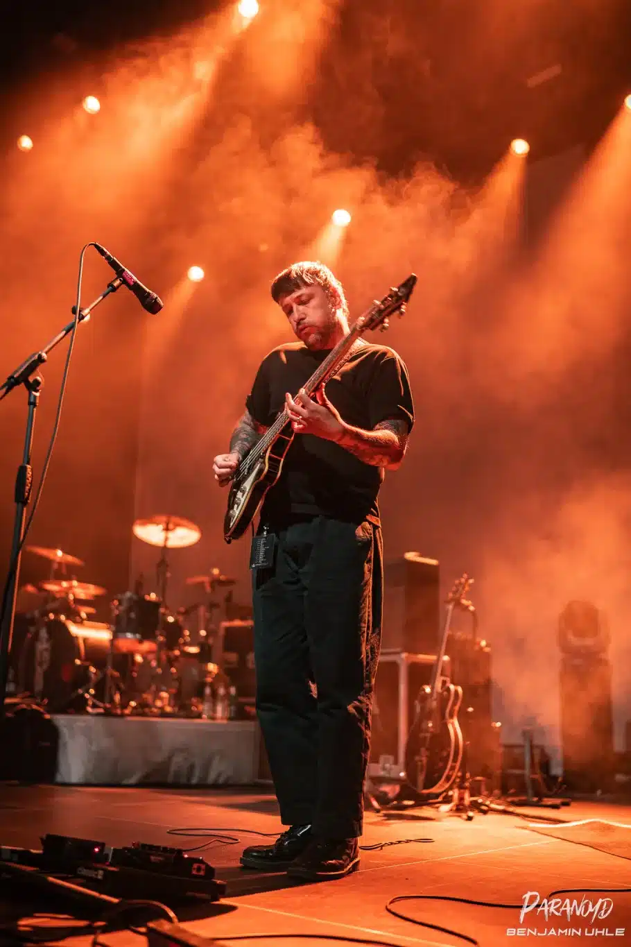 Fjørt bei der Show im Scheinwerferlicht beim Konzert in Wiesbaden © Benjamin Uhle