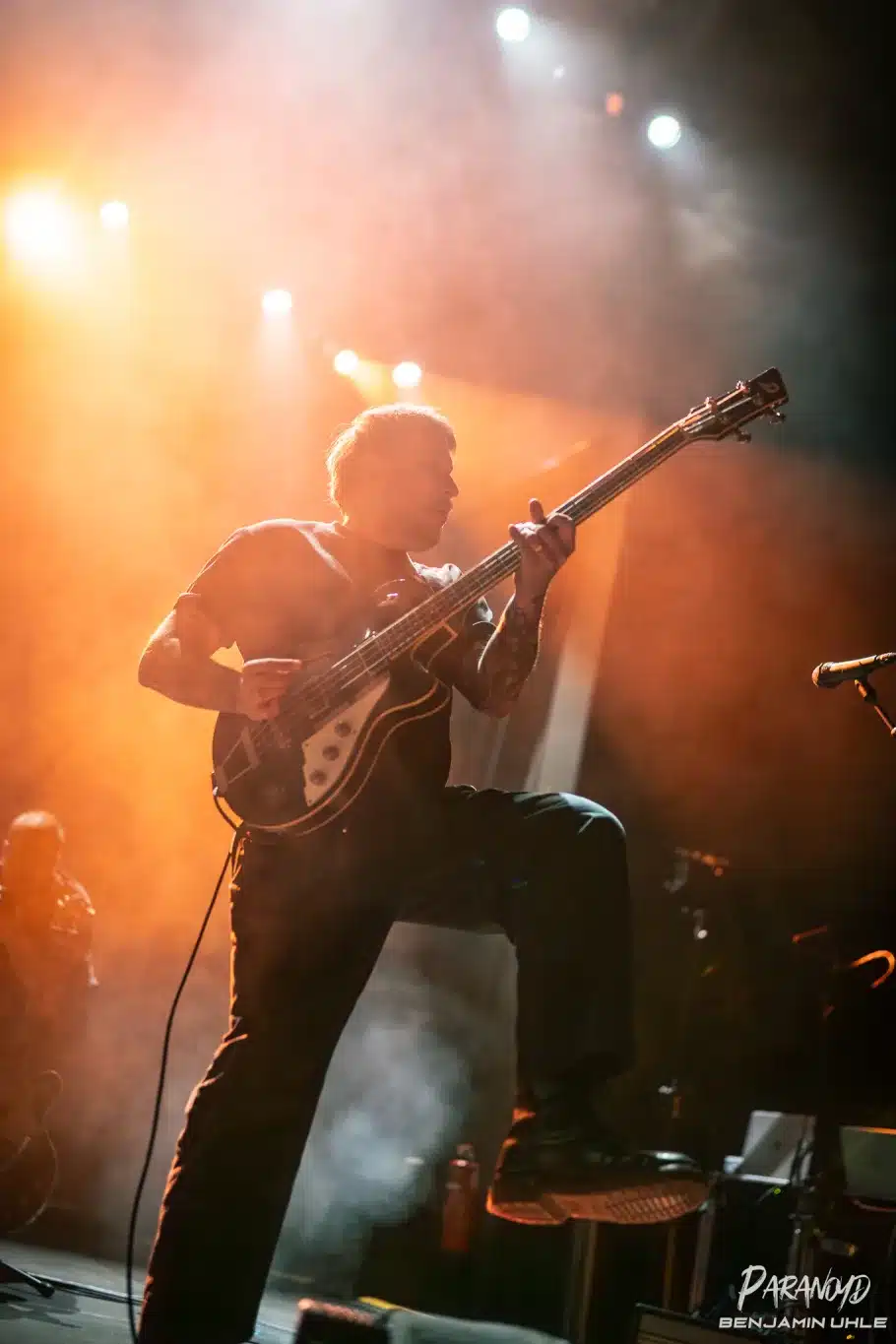 Fjørt im Scheinwerferlicht beim Konzert in Wiesbaden © Benjamin Uhle