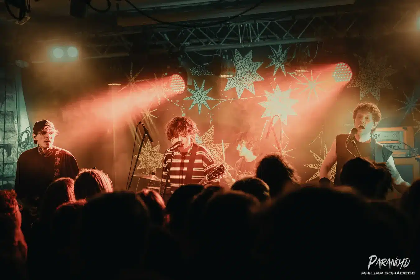 Nikra live auf der Bühne mit intensiver Performance © Philipp Schadegg