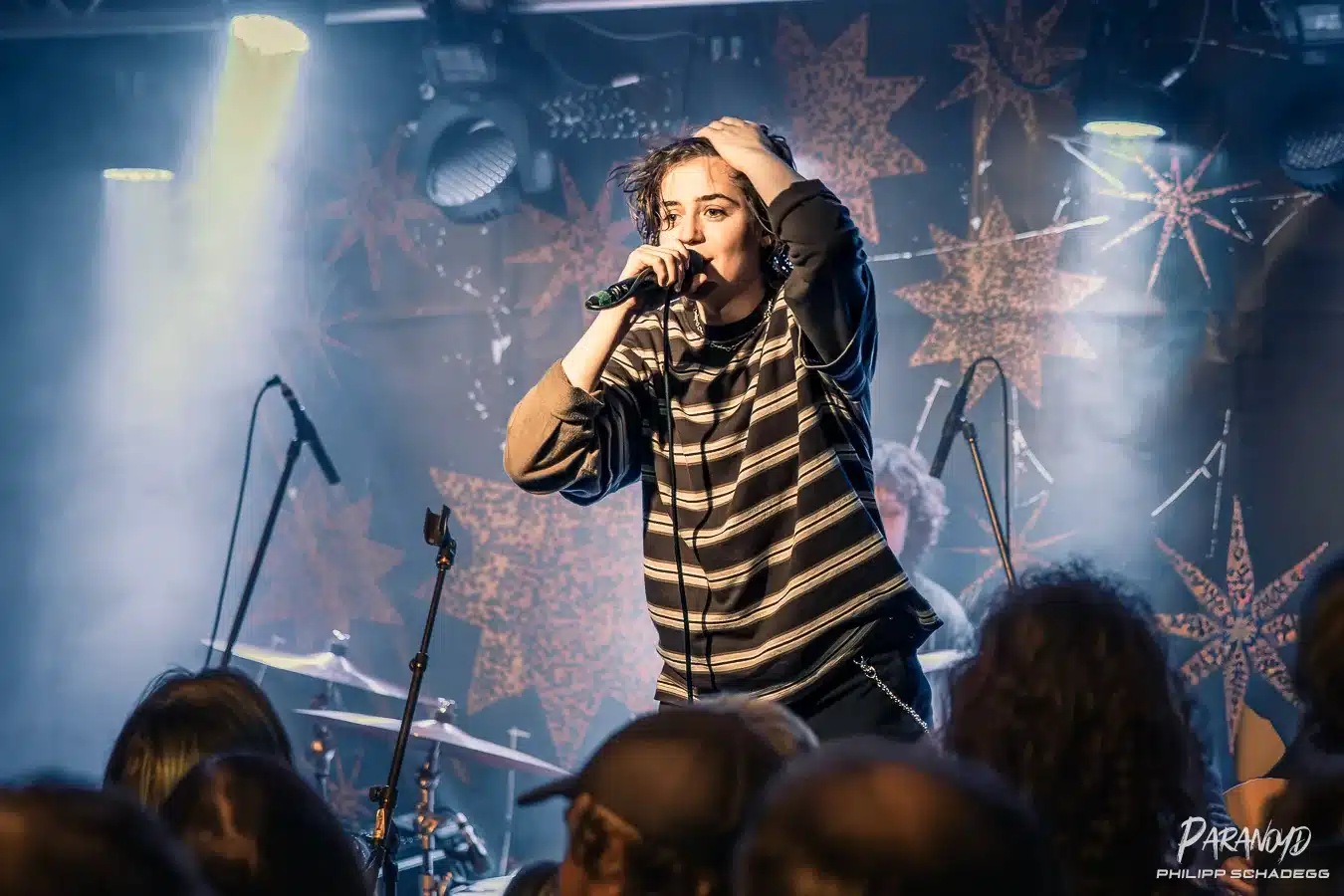 Nikra bei der Show während der energiegeladenen Show in starker Bühnenpräsenz © Philipp Schadegg