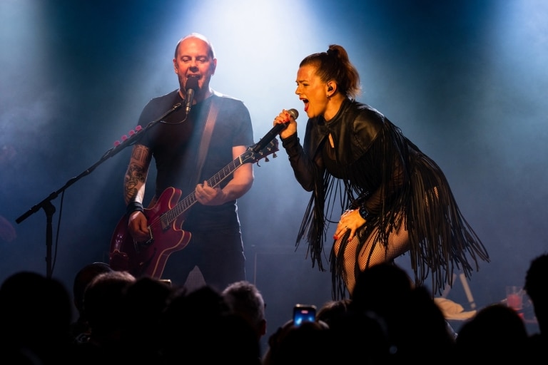 DIE HAPPY bei der Show im Scheinwerferlicht beim Konzert in Aschaffenburg © Björn Vollmuth