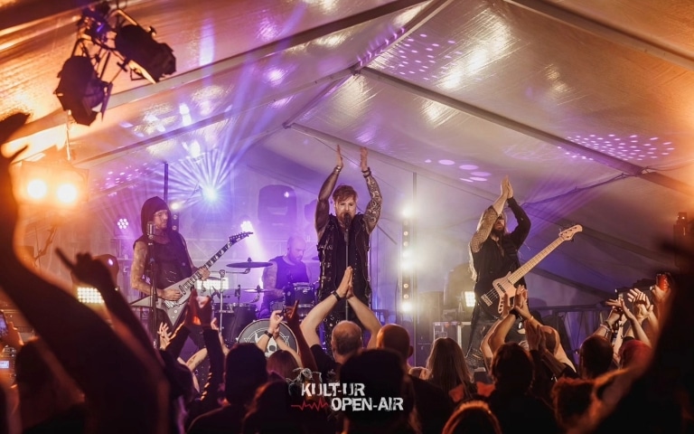 END OF GREEN bei der Show im Scheinwerferlicht © Marc Blessing