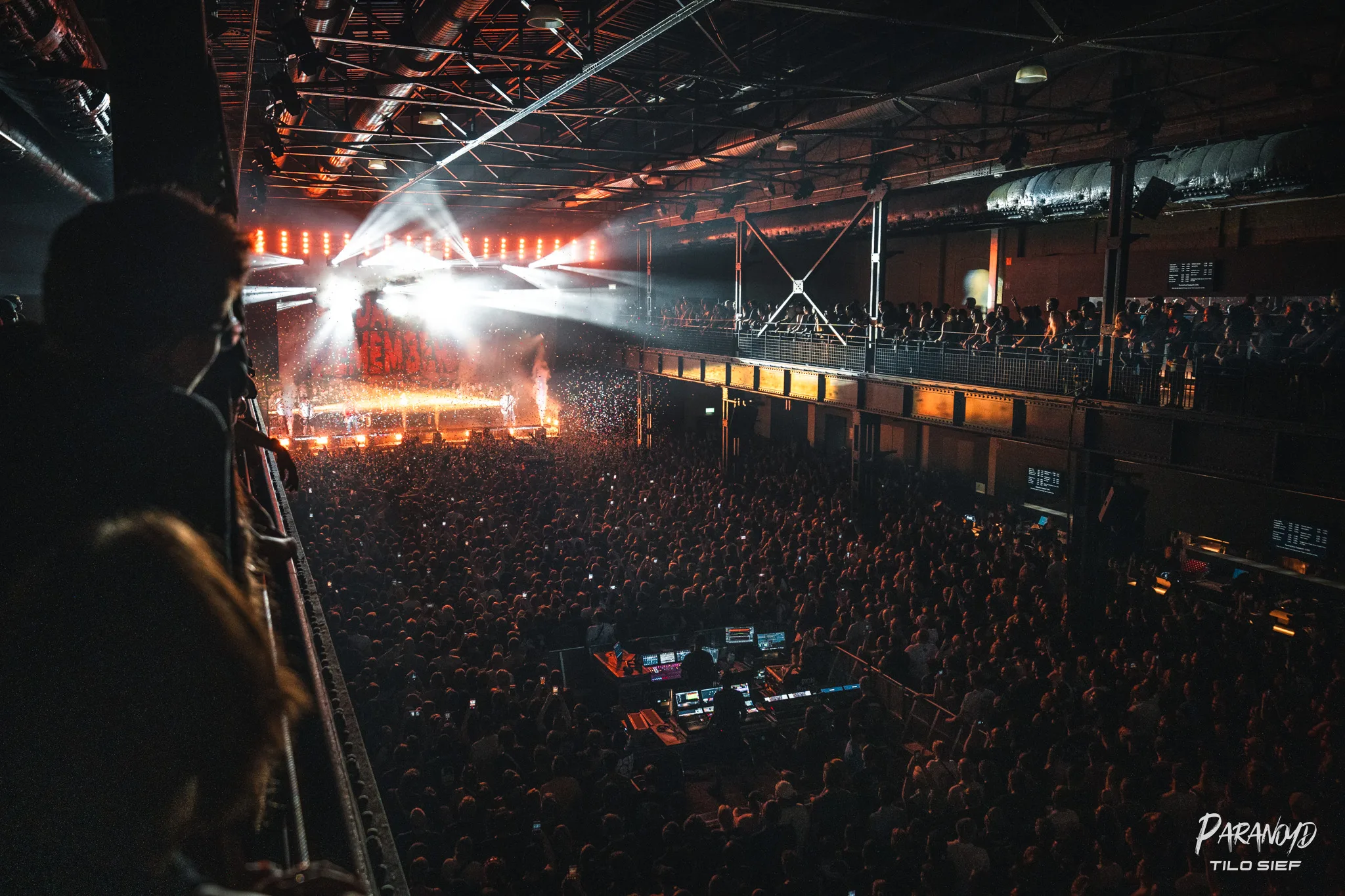 Hexenkessel im Scheinwerferlicht beim Konzert beim Konzert in Köln © Tilo Sief