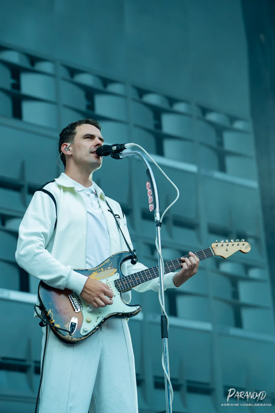 Kraftklub im Scheinwerferlicht beim Konzert in Dresden © Adriane Vogelgesang