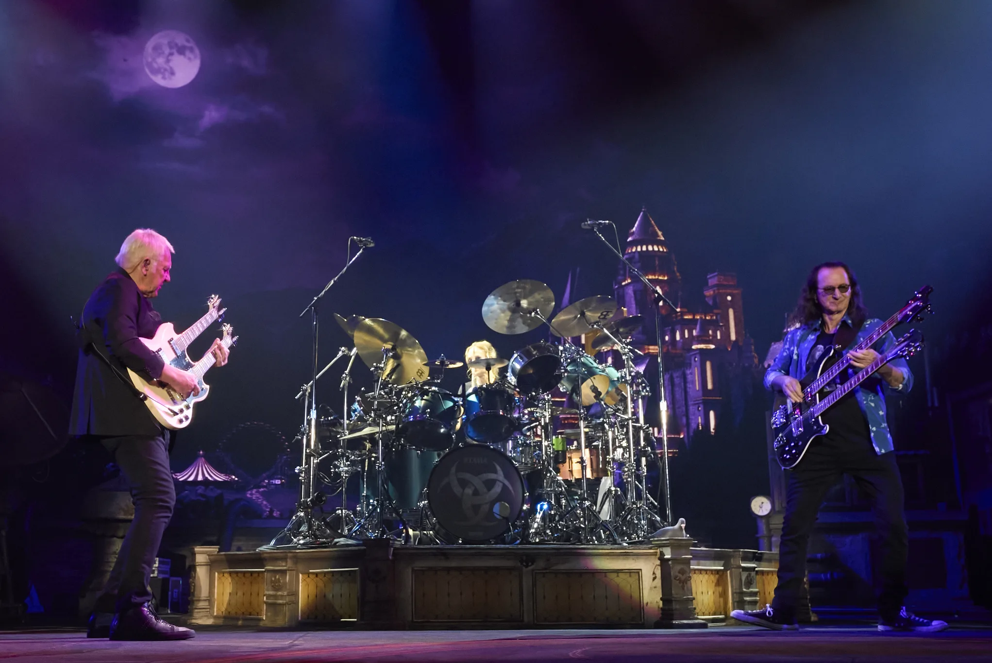RUSH im Scheinwerferlicht beim Konzert Photo Credit: Richard Sibbald