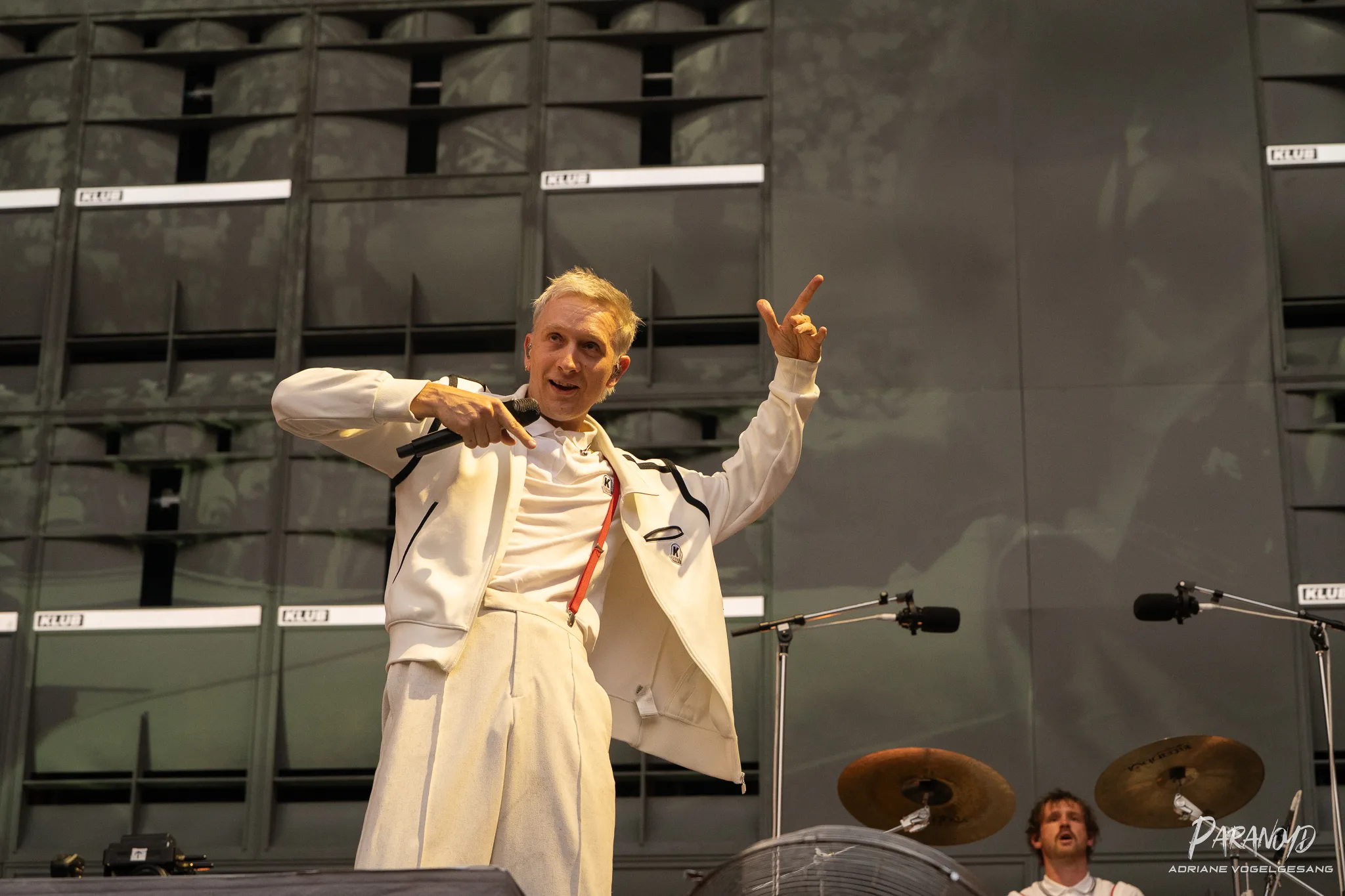 Kraftklub bei der Show live auf der Bühne beim Konzert in Dresden © Adriane Vogelgesang