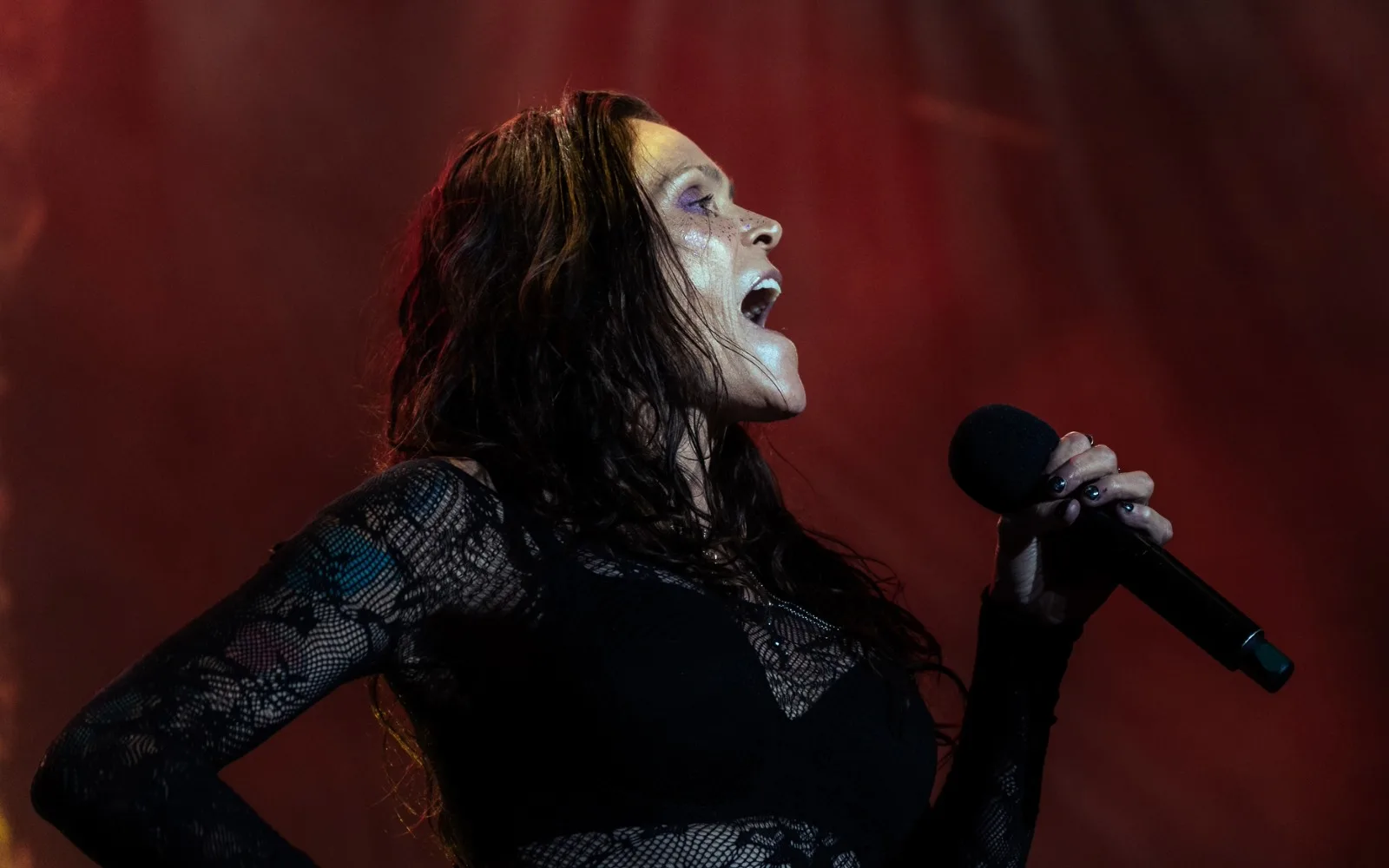 Beth Hart bei der Show im Scheinwerferlicht beim Konzert in Frankfurt © Kevin Richter