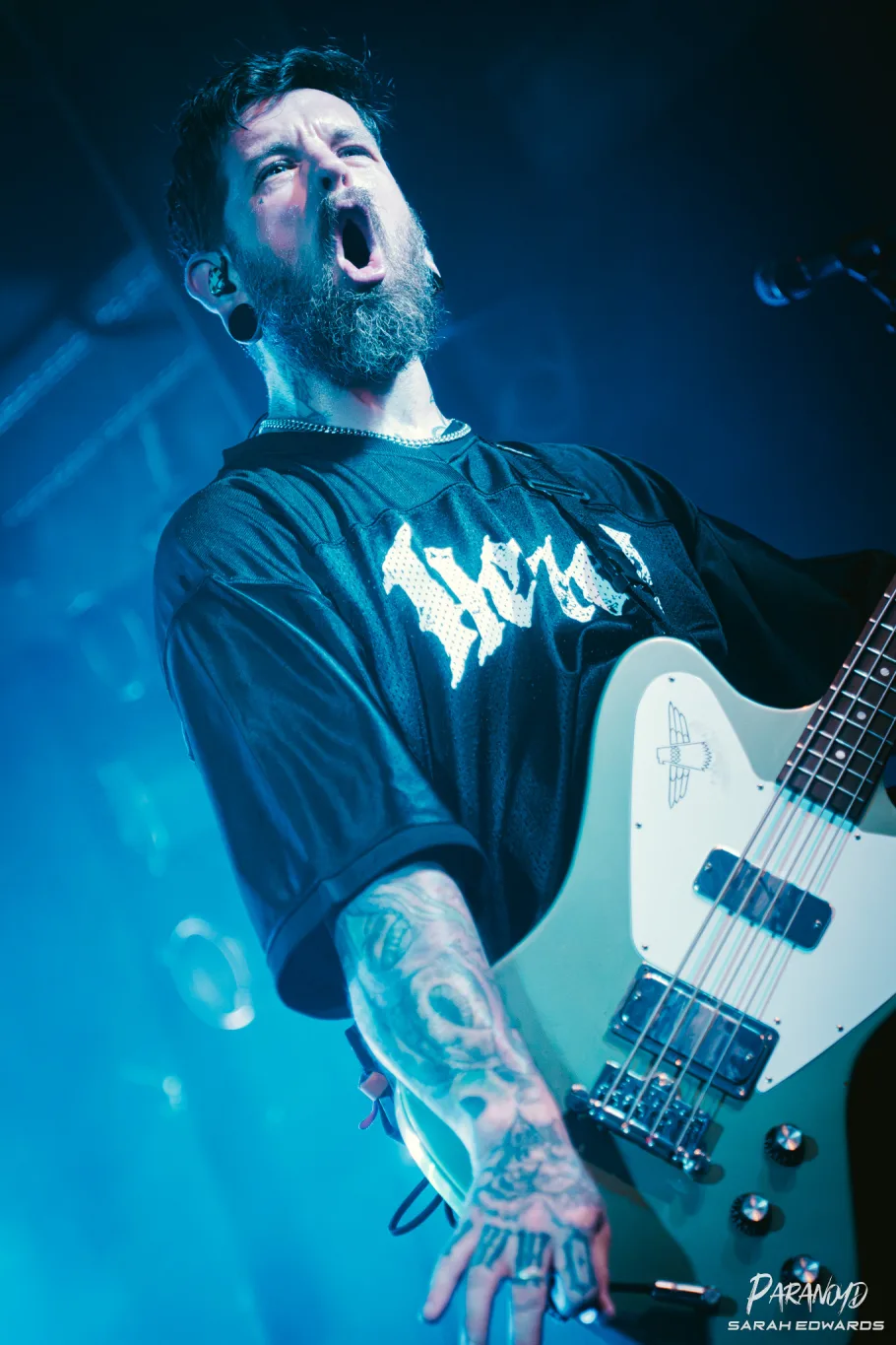 Bury Tomorrow bei der Show im Scheinwerferlicht beim Konzert in Karlsruhe © Sarah Edwards
