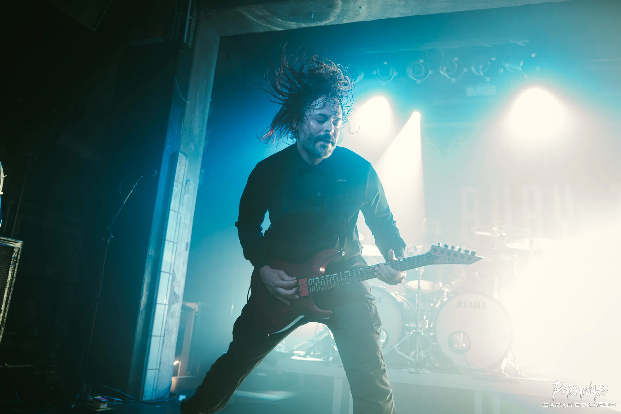 Bury Tomorrow bei der Show im Scheinwerferlicht beim Konzert in Karlsruhe © Sarah Edwards
