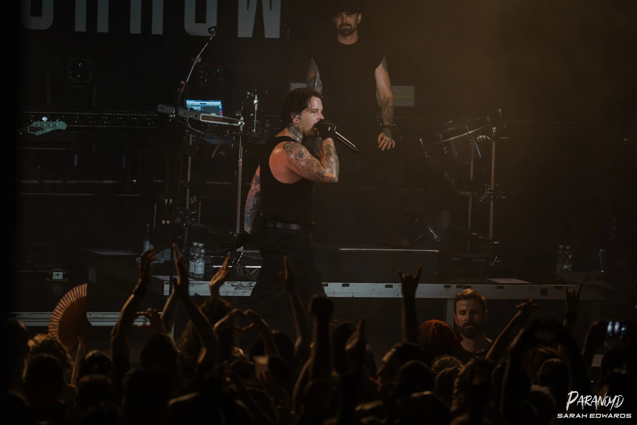 Bury Tomorrow im Scheinwerferlicht beim Konzert in Karlsruhe © Sarah Edwards