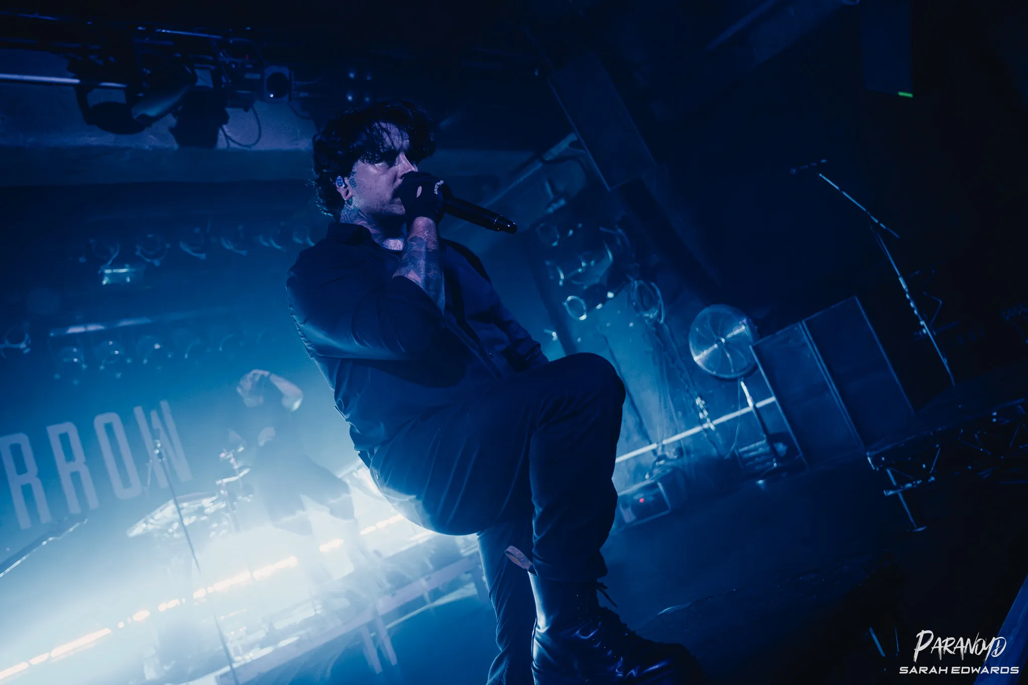 Bury Tomorrow im Scheinwerferlicht beim Konzert beim Konzert in Karlsruhe © Sarah Edwards