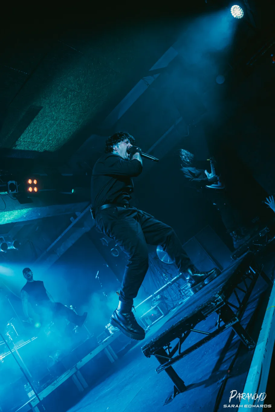 Bury Tomorrow im Scheinwerferlicht beim Konzert in Karlsruhe © Sarah Edwards