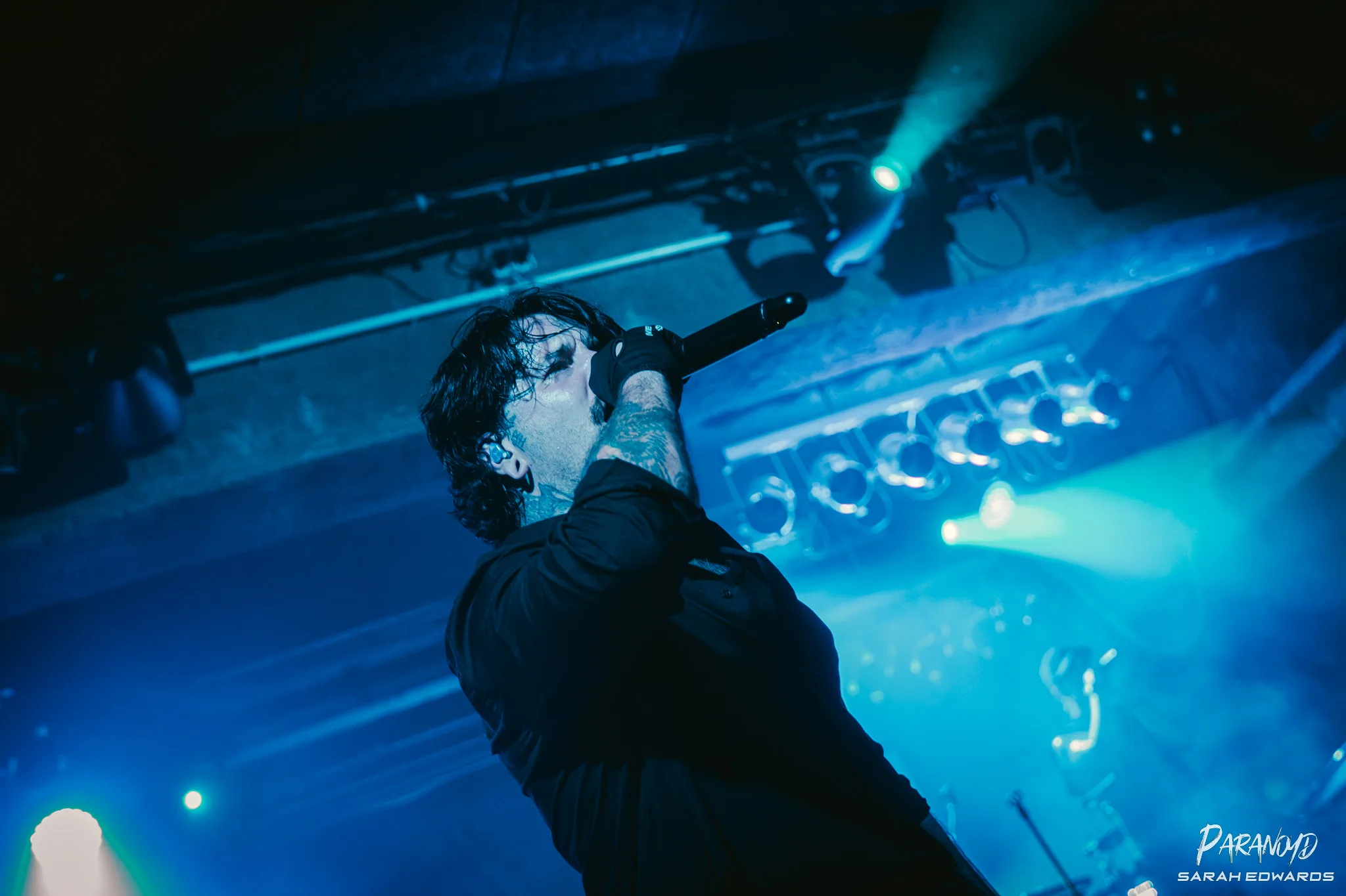 Bury Tomorrow im Scheinwerferlicht beim Konzert beim Konzert in Karlsruhe © Sarah Edwards