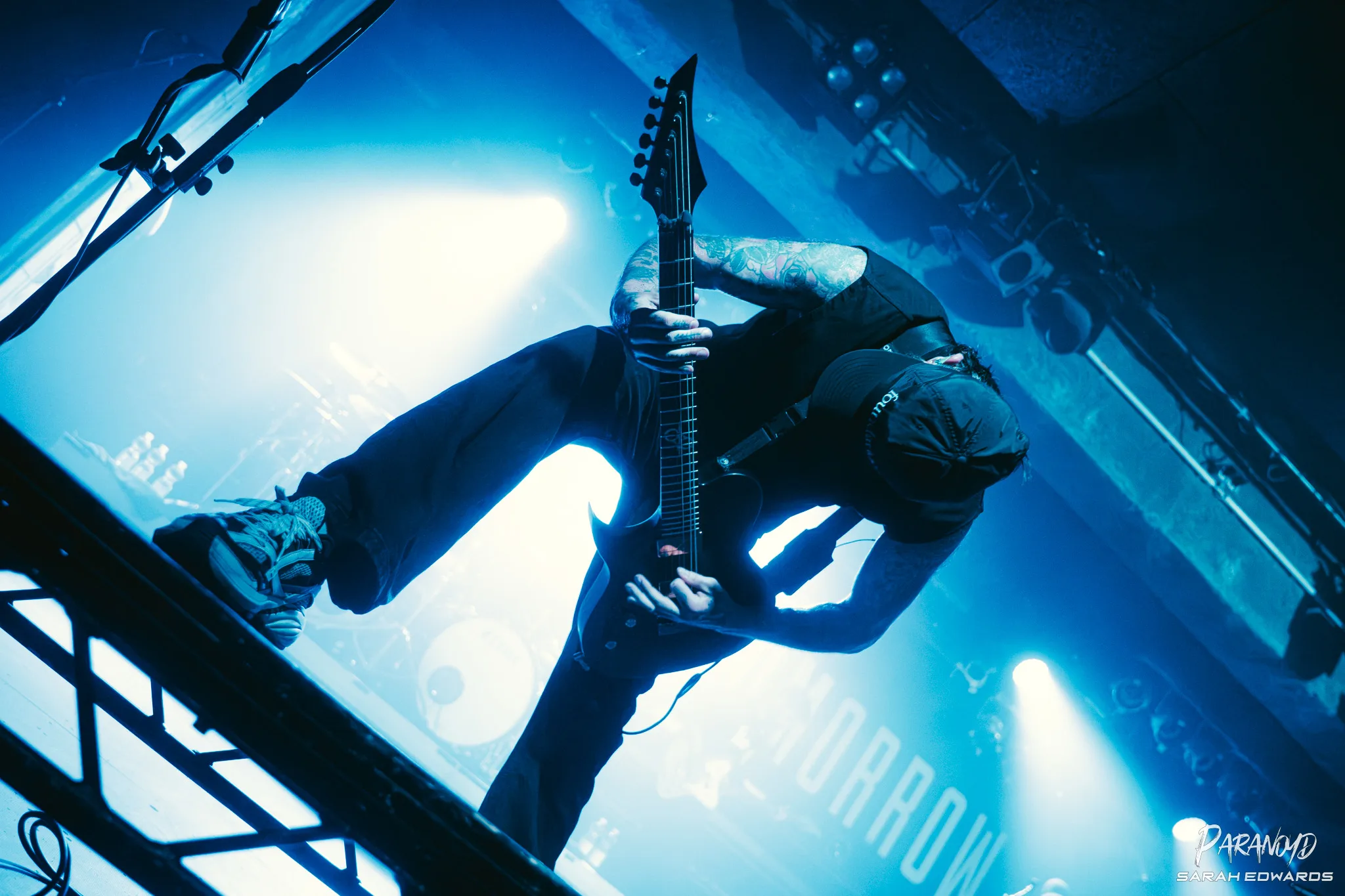 Bury Tomorrow bei der Show im Scheinwerferlicht beim Konzert in Karlsruhe © Sarah Edwards