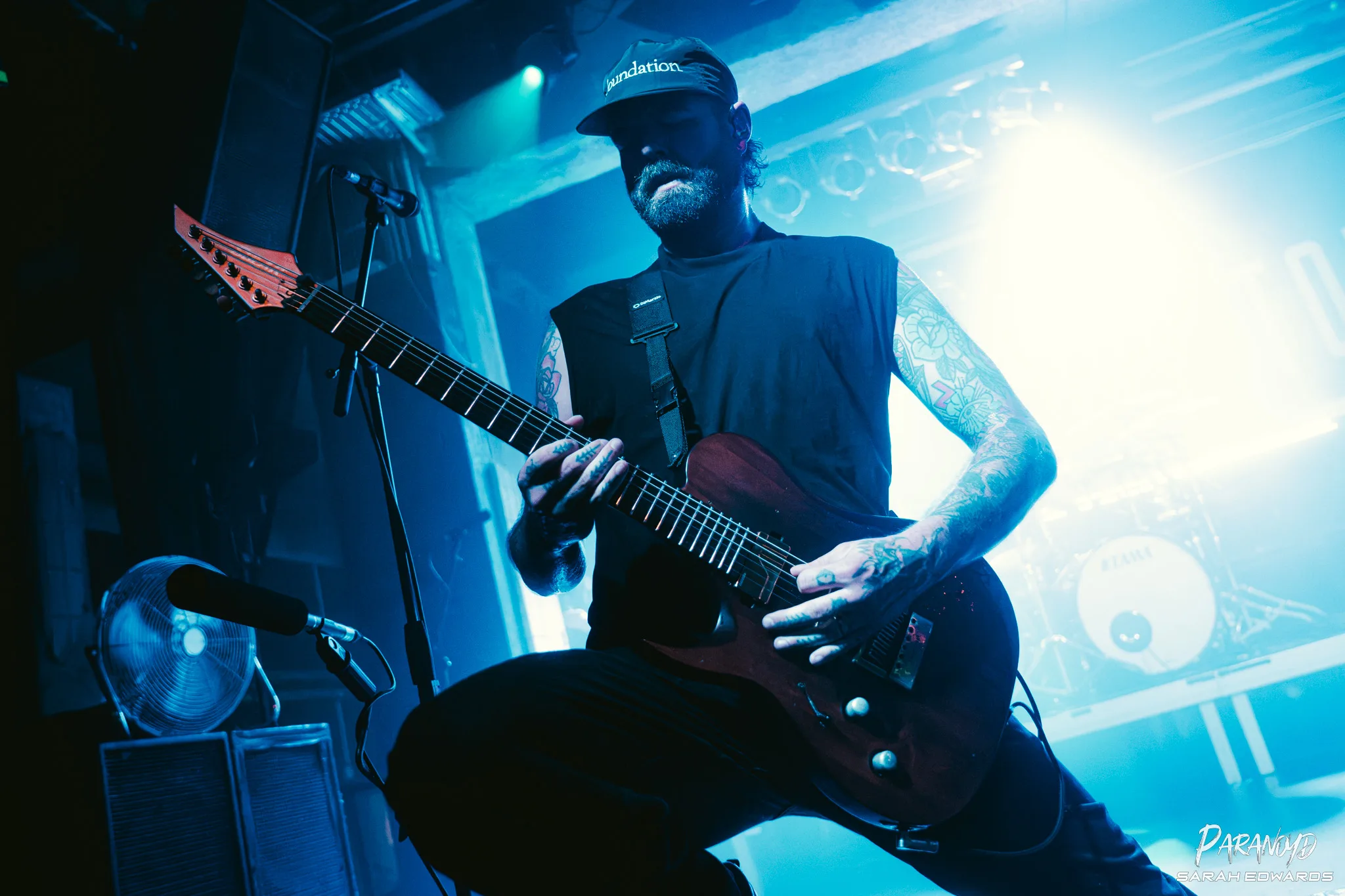 Bury Tomorrow bei der Show im Scheinwerferlicht beim Konzert in Karlsruhe © Sarah Edwards