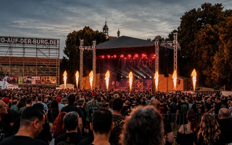 in Extremo im Scheinwerferlicht beim Konzert in Esslingen © Marc Blessing